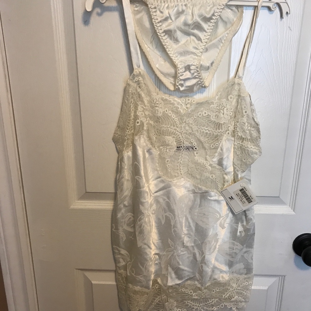 NWT-ivory polyester jacquard satin and lace chemise/panty set